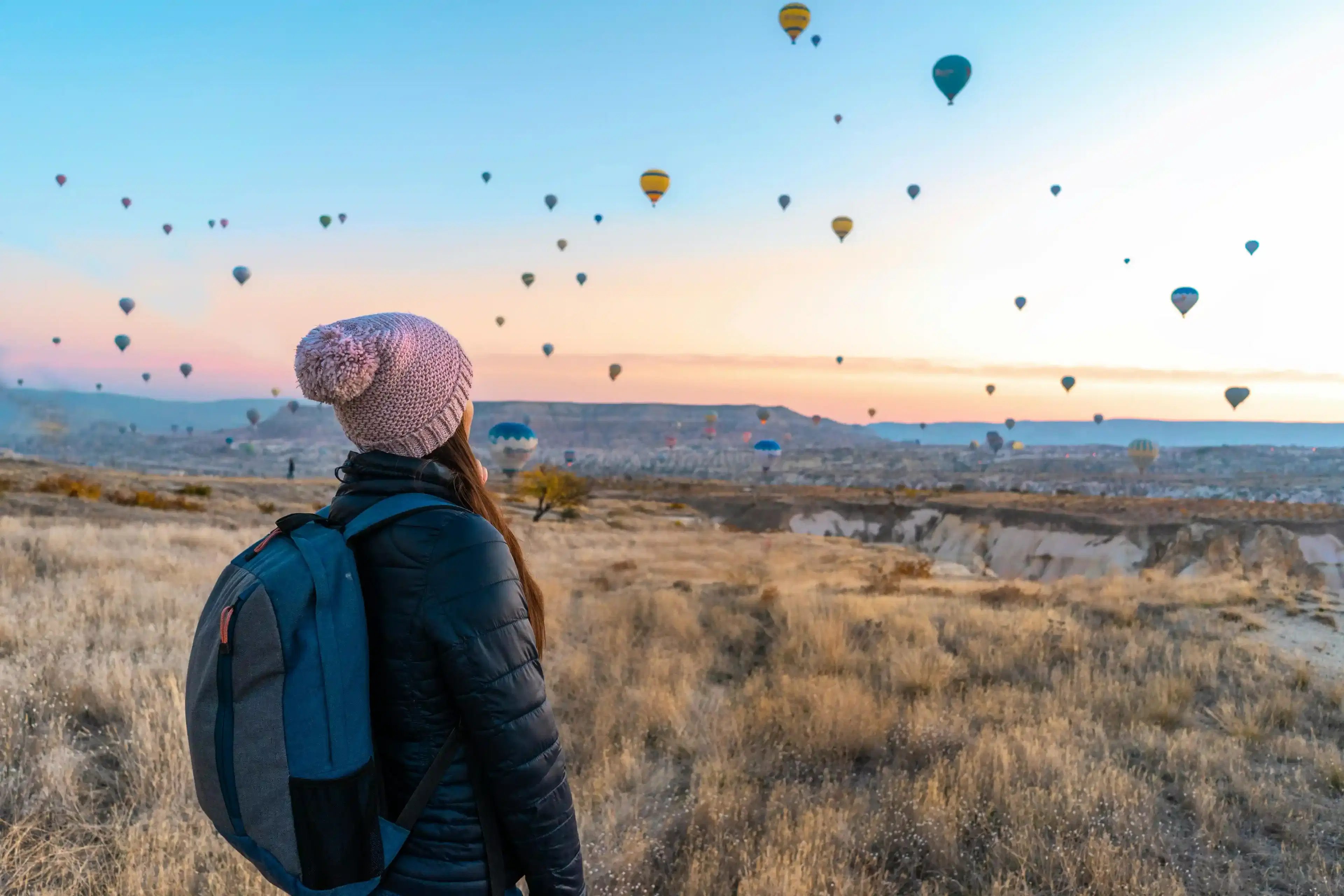 imagen de mujer mirando el paisaje